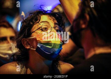 Ankara, Türkei. August 2021. Ein Protestler sah während der Demonstration Polizisten konfrontieren. Die 21-jährige Universitätsstudentin Azra Gülendam Haytao?lu, die seit dem 28. Juli in Antalya nicht mehr zu hören ist, wurde in einem Waldgebiet in Antalya Kepez tot aufgefunden. Die Istanbul Convention Ankara Campaign Group versammelte sich vor der Gemeinde Çankaya für die ermordete Frau. (Foto von Tunahan Turhan/SOPA Images/Sipa USA) Quelle: SIPA USA/Alamy Live News Stockfoto