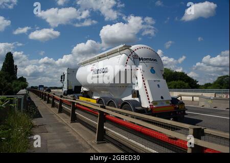 Dorney, Buckinghamshire, Großbritannien. August 2021. Ein Hanson LKW auf der M4. Einige Unternehmen berichten von einem Mangel an LKW-Fahrern. Es gibt verschiedene Gründe dafür, darunter die Anzahl der Mitarbeiter und Auftragnehmer, die sich aufgrund der NHS Track and Trace Covid-19 App selbst isolieren Einige Fahrer aus der EU haben das Vereinigte Königreich nach dem Brexit ebenfalls verlassen, während es gleichzeitig die Hochsaison ist. Quelle: Maureen McLean/Alamy Stockfoto