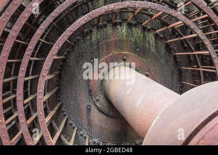 Rostiges Rad einer industriellen Beatmungsmaschine Stockfoto