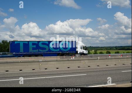 Dorney, Buckinghamshire, Großbritannien. August 2021. Heute ein Tesco LKW auf der M4. Tesco soll einen Bonus von £1,000 anbieten, um neue LKW-Fahrer zu locken. Einige Unternehmen berichten von einem Mangel an LKW-Fahrern. Es gibt verschiedene Gründe dafür, darunter die Anzahl der Mitarbeiter und Auftragnehmer, die sich aufgrund der NHS Track and Trace Covid-19 App selbst isolieren Einige Fahrer aus der EU haben das Vereinigte Königreich nach dem Brexit ebenfalls verlassen, während es gleichzeitig die Hochsaison ist. Quelle: Maureen McLean/Alamy Stockfoto