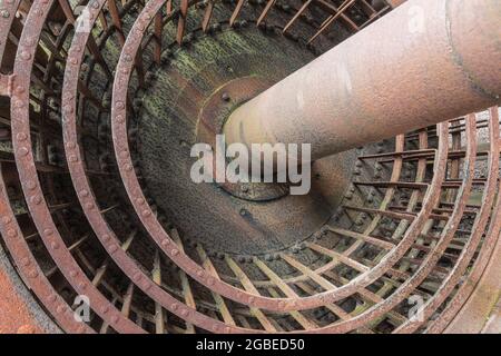 Rostiges Rad einer industriellen Beatmungsmaschine Stockfoto