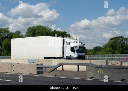 Dorney, Buckinghamshire, Großbritannien. August 2021. Einige Unternehmen berichten von einem Mangel an LKW-Fahrern. Es gibt verschiedene Gründe dafür, darunter die Anzahl der Mitarbeiter und Auftragnehmer, die sich aufgrund der NHS Track and Trace Covid-19 App selbst isolieren Einige Fahrer aus der EU haben das Vereinigte Königreich nach dem Brexit ebenfalls verlassen, während es gleichzeitig die Hochsaison ist. Quelle: Maureen McLean/Alamy Stockfoto