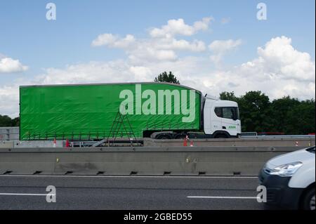 Dorney, Buckinghamshire, Großbritannien. August 2021. Heute ein Asda LKW auf der M4. Einige Unternehmen berichten von einem Mangel an LKW-Fahrern. Es gibt verschiedene Gründe dafür, darunter die Anzahl der Mitarbeiter und Auftragnehmer, die sich aufgrund der NHS Track and Trace Covid-19 App selbst isolieren Einige Fahrer aus der EU haben das Vereinigte Königreich nach dem Brexit ebenfalls verlassen, während es gleichzeitig die Hochsaison ist. Quelle: Maureen McLean/Alamy Stockfoto