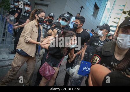 Ankara, Türkei. August 2021. Polizisten verhaften während der Demonstration einen Protestierenden. Die 21-jährige Universitätsstudentin Azra Gülendam Haytao?lu, die seit dem 28. Juli in Antalya nicht mehr zu hören ist, wurde in einem Waldgebiet in Antalya Kepez tot aufgefunden. Die Istanbul Convention Ankara Campaign Group versammelte sich vor der Gemeinde Çankaya für die ermordete Frau. (Foto von Tunahan Turhan/SOPA Images/Sipa USA) Quelle: SIPA USA/Alamy Live News Stockfoto
