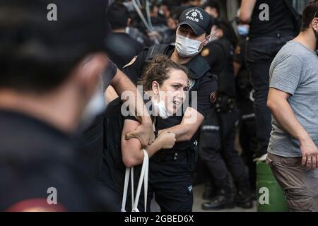 Ankara, Türkei. August 2021. Polizisten sahen während der Demonstration, wie sie einen Protestierenden verhafteten. Die 21-jährige Universitätsstudentin Azra Gülendam Haytao?lu, die seit dem 28. Juli in Antalya nicht mehr zu hören ist, wurde in einem Waldgebiet in Antalya Kepez tot aufgefunden. Die Istanbul Convention Ankara Campaign Group versammelte sich vor der Gemeinde Çankaya für die ermordete Frau. (Foto von Tunahan Turhan/SOPA Images/Sipa USA) Quelle: SIPA USA/Alamy Live News Stockfoto
