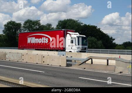 Dorney, Buckinghamshire, Großbritannien. August 2021. Einige Unternehmen berichten von einem Mangel an LKW-Fahrern. Es gibt verschiedene Gründe dafür, darunter die Anzahl der Mitarbeiter und Auftragnehmer, die sich aufgrund der NHS Track and Trace Covid-19 App selbst isolieren Einige Fahrer aus der EU haben das Vereinigte Königreich nach dem Brexit ebenfalls verlassen, während es gleichzeitig die Hochsaison ist. Quelle: Maureen McLean/Alamy Stockfoto