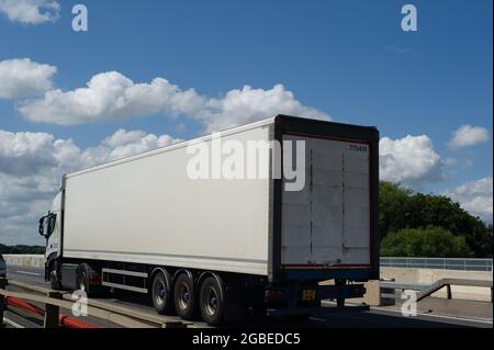 Dorney, Buckinghamshire, Großbritannien. August 2021. Einige Unternehmen berichten von einem Mangel an LKW-Fahrern. Es gibt verschiedene Gründe dafür, darunter die Anzahl der Mitarbeiter und Auftragnehmer, die sich aufgrund der NHS Track and Trace Covid-19 App selbst isolieren Einige Fahrer aus der EU haben das Vereinigte Königreich nach dem Brexit ebenfalls verlassen, während es gleichzeitig die Hochsaison ist. Quelle: Maureen McLean/Alamy Stockfoto