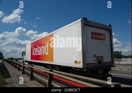 Dorney, Buckinghamshire, Großbritannien. August 2021. Heute ein isländischer LKW auf der M4. Einige Unternehmen berichten von einem Mangel an LKW-Fahrern. Es gibt verschiedene Gründe dafür, darunter die Anzahl der Mitarbeiter und Auftragnehmer, die sich aufgrund der NHS Track and Trace Covid-19 App selbst isolieren Einige Fahrer aus der EU haben das Vereinigte Königreich nach dem Brexit ebenfalls verlassen, während es gleichzeitig die Hochsaison ist. Quelle: Maureen McLean/Alamy Stockfoto