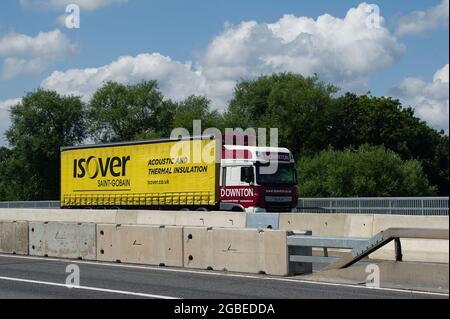 Dorney, Buckinghamshire, Großbritannien. August 2021. Einige Unternehmen berichten von einem Mangel an LKW-Fahrern. Es gibt verschiedene Gründe dafür, darunter die Anzahl der Mitarbeiter und Auftragnehmer, die sich aufgrund der NHS Track and Trace Covid-19 App selbst isolieren Einige Fahrer aus der EU haben das Vereinigte Königreich nach dem Brexit ebenfalls verlassen, während es gleichzeitig die Hochsaison ist. Quelle: Maureen McLean/Alamy Stockfoto