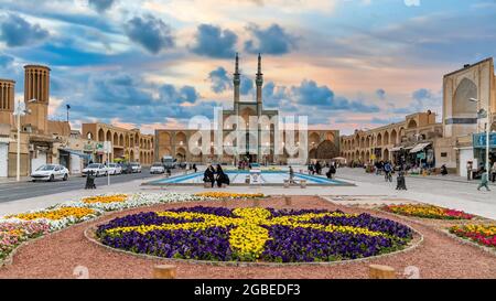 Yazd, Iran - Mai 2019: Einheimische und Touristen rund um das Tor und Minarette der Jameh Moschee von Yazd Stockfoto