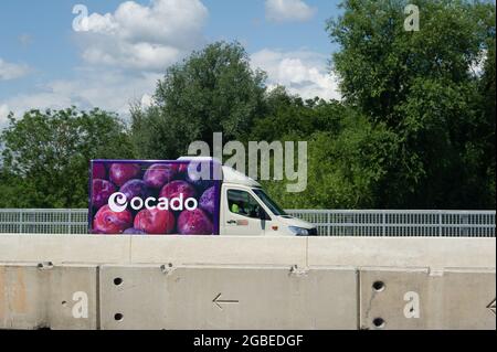 Dorney, Buckinghamshire, Großbritannien. August 2021. Heute ein Ocado-Van auf der M4. Einige Unternehmen berichten von einem Mangel an LKW-Fahrern. Es gibt verschiedene Gründe dafür, darunter die Anzahl der Mitarbeiter und Auftragnehmer, die sich aufgrund der NHS Track and Trace Covid-19 App selbst isolieren Einige Fahrer aus der EU haben das Vereinigte Königreich nach dem Brexit ebenfalls verlassen, während es gleichzeitig die Hochsaison ist. Quelle: Maureen McLean/Alamy Stockfoto