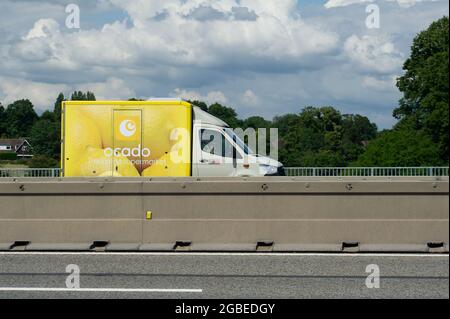 Dorney, Buckinghamshire, Großbritannien. August 2021. Heute ein Ocado-Van auf der M4. Einige Unternehmen berichten von einem Mangel an LKW-Fahrern. Es gibt verschiedene Gründe dafür, darunter die Anzahl der Mitarbeiter und Auftragnehmer, die sich aufgrund der NHS Track and Trace Covid-19 App selbst isolieren Einige Fahrer aus der EU haben das Vereinigte Königreich nach dem Brexit ebenfalls verlassen, während es gleichzeitig die Hochsaison ist. Quelle: Maureen McLean/Alamy Stockfoto