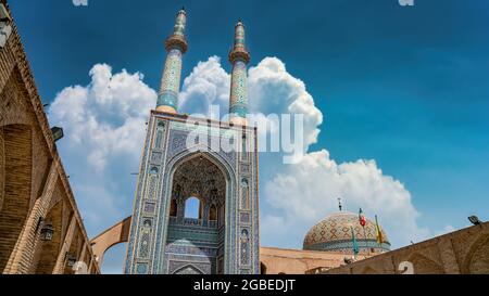 Yazd, Iran - Mai 2019: Einheimische und Touristen rund um das Tor und Minarette der Jameh Moschee von Yazd Stockfoto