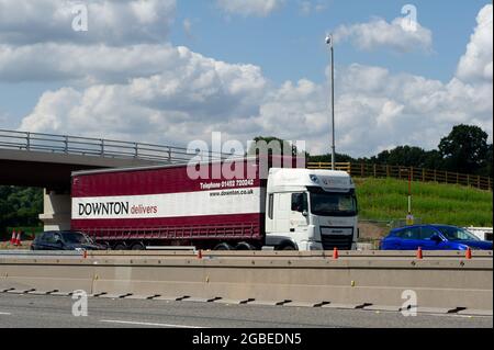 Dorney, Buckinghamshire, Großbritannien. August 2021. Heute ein Downton-Lieferwagen auf der M4. Einige Unternehmen berichten von einem Mangel an LKW-Fahrern. Es gibt verschiedene Gründe dafür, darunter die Anzahl der Mitarbeiter und Auftragnehmer, die sich aufgrund der NHS Track and Trace Covid-19 App selbst isolieren Einige Fahrer aus der EU haben das Vereinigte Königreich nach dem Brexit ebenfalls verlassen, während es gleichzeitig die Hochsaison ist. Quelle: Maureen McLean/Alamy Stockfoto