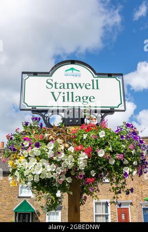 Dorf Zeichen auf grün, High Street, Stanwell Dorf, Stanwell, Surrey, England, Vereinigtes Königreich Stockfoto