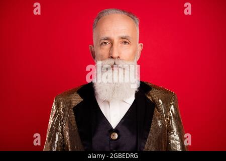 Porträt von älteren Inhalten attraktiver grauhaariger Mann mit Blazer isoliert über hellroten Hintergrund Stockfoto