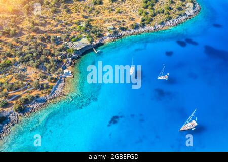 Luftaufnahme von schönen Yachten und Booten auf dem Meer bei Sonnenuntergang Stockfoto