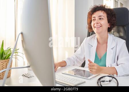 Eine Ärztin benutzt ihren Computer in ihrer Arztpraxis Stockfoto