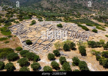 Luftdrohnenaufnahme der antiken minoischen Ruinen von Gournia auf der griechischen Insel Kreta Stockfoto