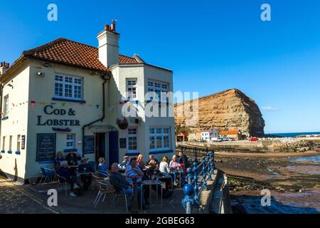 The Cod & Lobster Public House mit Blick auf den Hafen im malerischen Fischerdorf Staithes, North Yorkshire, England, Großbritannien Stockfoto