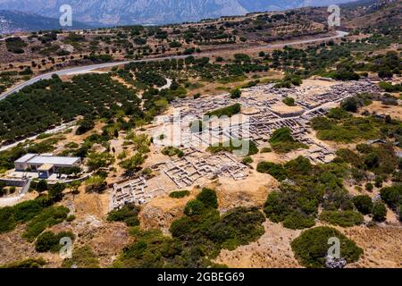 Luftdrohnenaufnahme der antiken minoischen Ruinen von Gournia auf der griechischen Insel Kreta Stockfoto