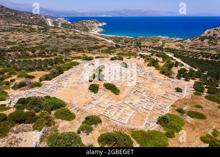 Luftdrohnenaufnahme der antiken minoischen Ruinen von Gournia auf der griechischen Insel Kreta Stockfoto