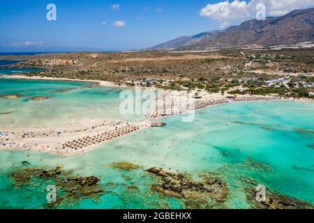 Luftaufnahme eines schönen schmalen Sandstrandes und flacher, warmer Lagunen (Elafonissi Beach, Kreta, Griechenland) Stockfoto