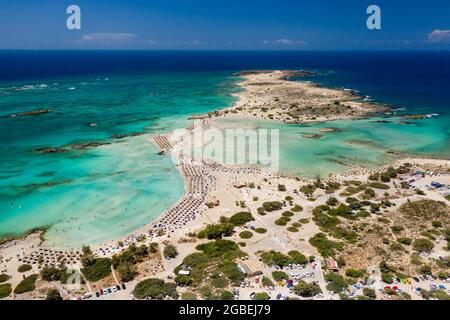 Luftaufnahme eines schönen schmalen Sandstrandes und flacher, warmer Lagunen (Elafonissi Beach, Kreta, Griechenland) Stockfoto