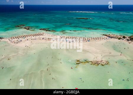 Luftaufnahme eines schönen schmalen Sandstrandes und flacher, warmer Lagunen (Elafonissi Beach, Kreta, Griechenland) Stockfoto