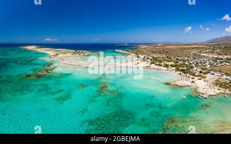 Luftpanorama auf einen schmalen Sandstrand und wunderschöne tropische Lagunen (Elafonissi, Kreta) Stockfoto