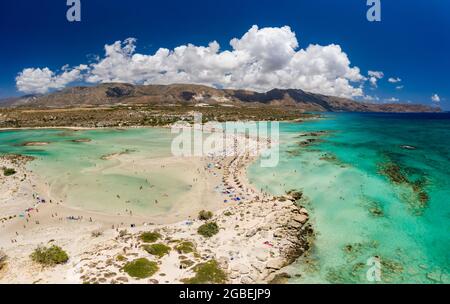 Luftpanorama auf einen schmalen Sandstrand und wunderschöne tropische Lagunen (Elafonissi, Kreta) Stockfoto