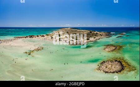 Luftpanorama auf einen schmalen Sandstrand und wunderschöne tropische Lagunen (Elafonissi, Kreta) Stockfoto