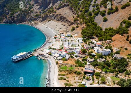 AGIA ROUMELI, KRETA, GRIECHENLAND - JULI 20 2021: Luftaufnahme des Dorfes Agia Roumeli am Ausgang der Samaria-Schlucht auf der griechischen Insel Kreta. Stockfoto