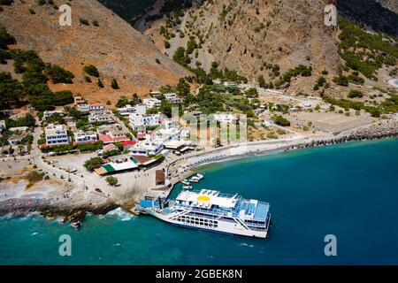 AGIA ROUMELI, KRETA, GRIECHENLAND - JULI 20 2021: Luftaufnahme des Dorfes Agia Roumeli am Ausgang der Samaria-Schlucht auf der griechischen Insel Kreta. Stockfoto