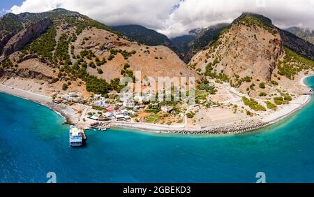 AGIA ROUMELI, KRETA, GRIECHENLAND - JULI 20 2021: Luftaufnahme des Dorfes Agia Roumeli am Ausgang der Samaria-Schlucht auf der griechischen Insel Kreta. Stockfoto