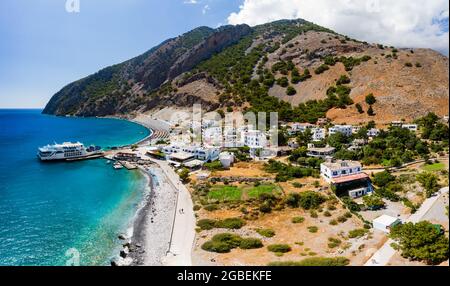 AGIA ROUMELI, KRETA, GRIECHENLAND - JULI 20 2021: Luftaufnahme des Dorfes Agia Roumeli am Ausgang der Samaria-Schlucht auf der griechischen Insel Kreta. Stockfoto