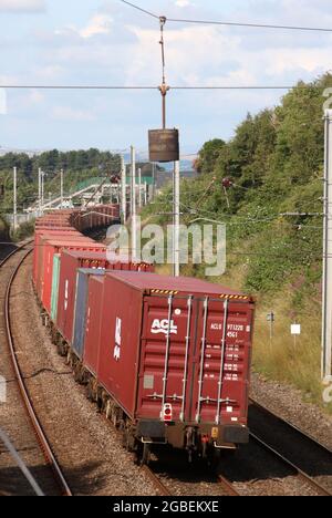 Heck des dieselbeförderten Containerzuges, der durch HEST Bank, Lancashire auf der West Coast Main Line, 3. August 2021, fährt. Stockfoto