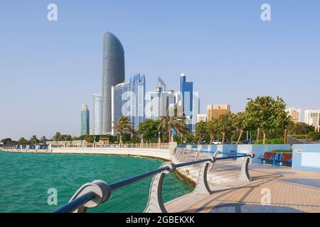 Abu Dhabi Promenade mit Blick auf moderne Wolkenkratzer der Innenstadt und gemütliche Fußgängerzone.Vereinigte Arabische Emirate Stockfoto