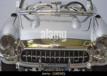 High-Angle-Aufnahme eines alten Limousine-Modell vorne in metallisch-grauer Farbe Stockfoto