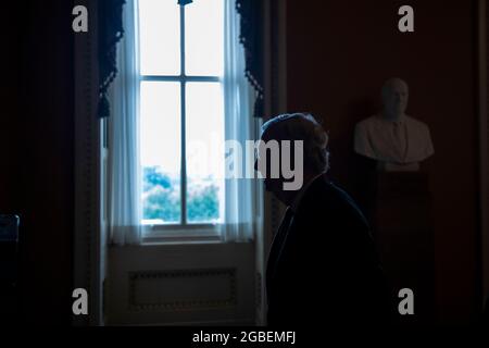 Washington, Vereinigte Staaten. August 2021. Mitch McConnell (Republikaner von Kentucky), der Minderheitsführer des US-Senats, verlässt eine Pressekonferenz nach dem politischen Mittagessen Republicanâs US-Kapitols in Washington, DC, am Dienstag, den 3. August 2021. Kredit: Rod Lampey/CNP/dpa/Alamy Live Nachrichten Stockfoto