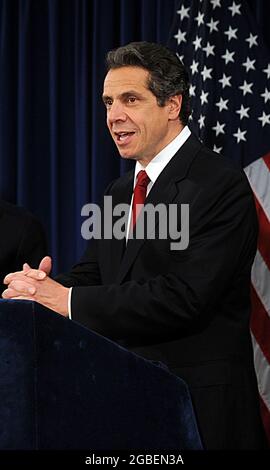 NEW YORK - November 10: Currrent New York Gouverneur David Paterson, Links, und Regler - wählen Sie Andrew Cuomo auf die Fragen der Reporter hören auf einer Pressekonferenz nach einem privaten Treffen in Paterson und der Büros in New York. Am 10. November 2010 in New York City. Personen: Governor-Elect Andrew Cuomo Stockfoto