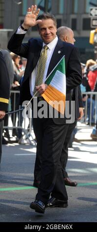 Manhattan, Vereinigte Staaten Von Amerika. März 2016. NEW YORK, NY - 17. MÄRZ: Andrew Cuomo marschiert bei der jährlichen St. Patrick's Day Parade, eine der größten und ältesten der Welt am 17. März 2016 in New York City. Nachdem das Verbot offen schwuler Gruppen eingestellt wurde, nimmt Bürgermeister de Blasio zum ersten Mal an der Parade Teil, seit er 2014 Bürgermeister wurde. Die Parade geht die Fifth Avenue hinauf und endet an der East 79th Street und wird geschätzte 2 Millionen Zuschauer entlang der 35 Blocks langen Strecke anziehen.Menschen: Andrew Cuomo www.StormsMediaGroup.com Quelle: Storms Media Group/Alamy Live News Stockfoto
