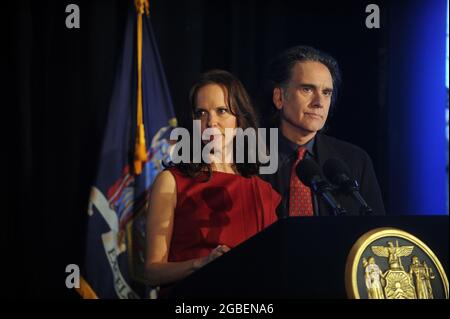 Manhattan, Vereinigten Staaten von Amerika. 28 Okt, 2015. NEW YORK, NY-Oktober 26: Gouverneur von New York Andrew Cuomo ist in New York Ciy wo er macht eine announcemen wih Peer Buffe und seine Frau ein Chelsea Piers am Oktober 26, 2015 in New York Ciy. Personen: Gouverneur von New York Andrew Cuomo Credit: Stürme Media Group/Alamy leben Nachrichten Stockfoto