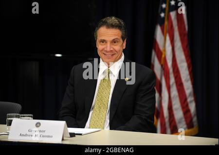 Manhattan, Vereinigten Staaten von Amerika. 18 Mär, 2016. NEW YORK, NY - 17. März: Gouverneur von New York Andrew Cuomo die Vormerkungen Briefing zum ZIKA VIRUS am 17. März 2016 in New York City. Personen: Gouverneur von New York Andrew Cuomo Credit: Stürme Media Group/Alamy leben Nachrichten Stockfoto