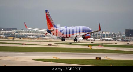 CHICAGO, USA - 18. Jul 2021: Ein Flug von Southwest Airlines bereitet sich auf die Landung am Chicago O'Hare International Airport vor Stockfoto