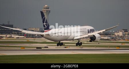 CHICAGO, USA - 18. Jul 2021: Eine MENGE Flugzeuge der Boeing 787 Dreamliner von Polish Airlines landen auf dem internationalen Flughafen Chicago O'Hare Stockfoto