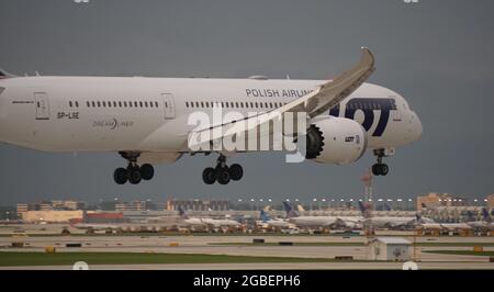 CHICAGO, VEREINIGTE STAATEN - 18. Jul 2021: Eine MENGE Flugzeuge der Polish Airlines Boeing 787 Dreamliner landen auf dem Chicago O'Hare International Airport Stockfoto