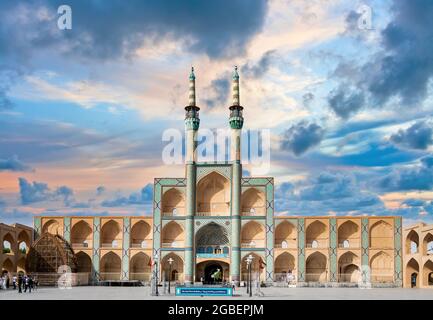 Yazd, Iran - Mai 2019: Einheimische und Touristen rund um das Tor und Minarette der Jameh Moschee von Yazd Stockfoto