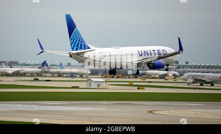 CHICAGO, USA - 16. Jul 2021: Eine Boeing 737 von United Airlines bereitet sich auf die Landung am Chicago O'Hare International Airport vor Stockfoto