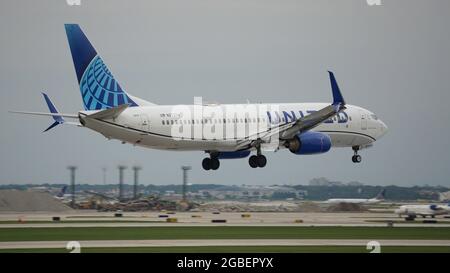 CHICAGO, USA - 16. Jul 2021: Eine Boeing 737 von United Airlines bereitet sich auf die Landung am Chicago O'Hare International Airport vor Stockfoto